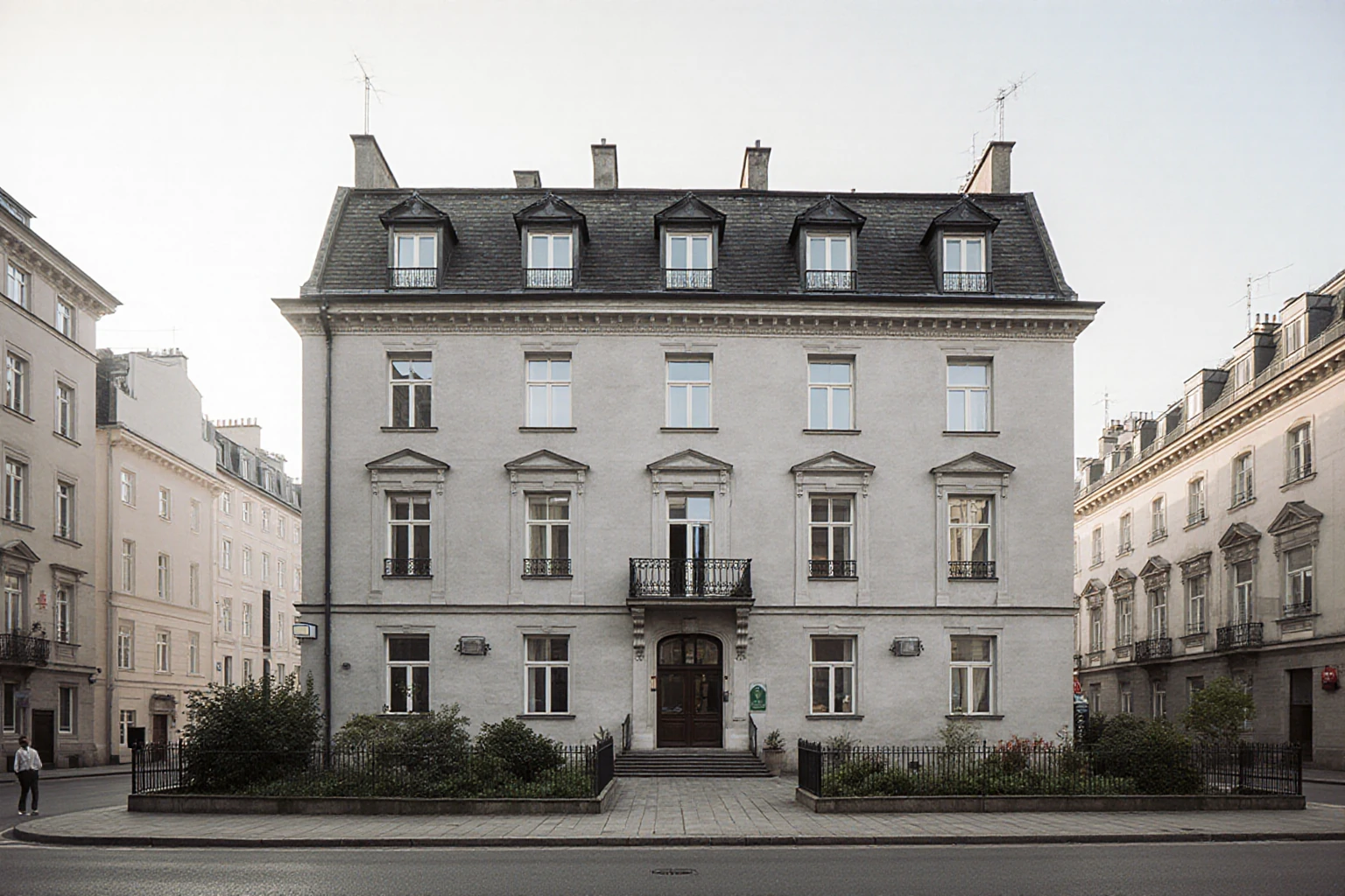 Städtisches Altbauwohnhaus mit Vorgarten und vollständig sichtbarem Dach